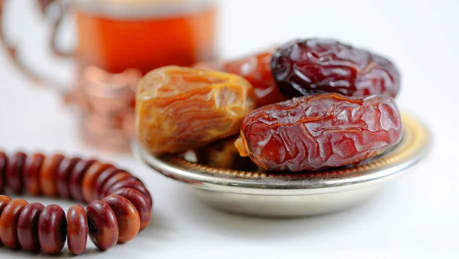 Medine hurması Acve Mebrum Amber Sugai Safavi ve Medjoul gibi özel hurma çeşitlerinden oluşur